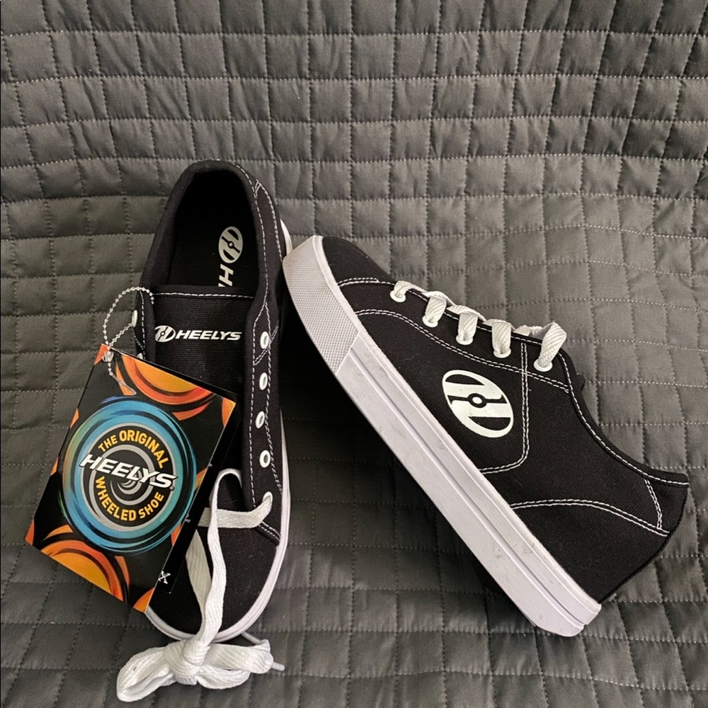 NWT Heelys M6